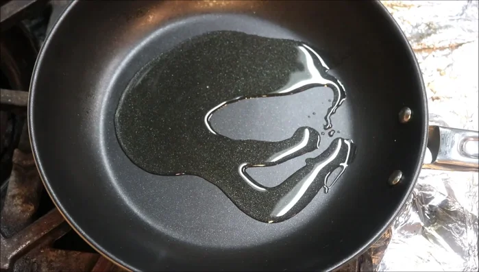 Cook chicken: Heat peanut oil in a pan. Add chicken and cook until browned.
