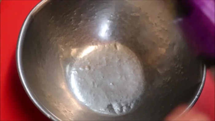 Prepare noodles: Soak 125g of noodles in boiling water for 10 minutes, then drain and set aside.