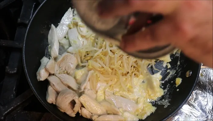 Add vegetables and tofu: Add bean sprouts and tofu to the pan, stir-fry.