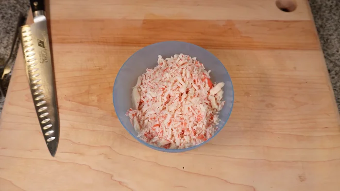 Add hondashi, sesame oil, and spicy mayonnaise to the crab meat. Mix thoroughly.