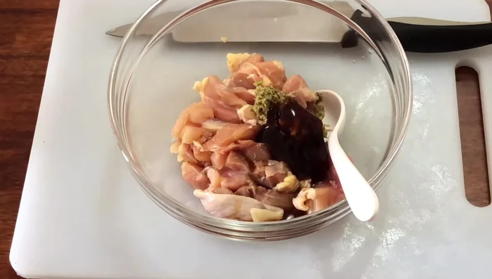 Season chicken with soy sauce, oyster sauce, fish sauce, sugar, and tapioca flour. Mix well.