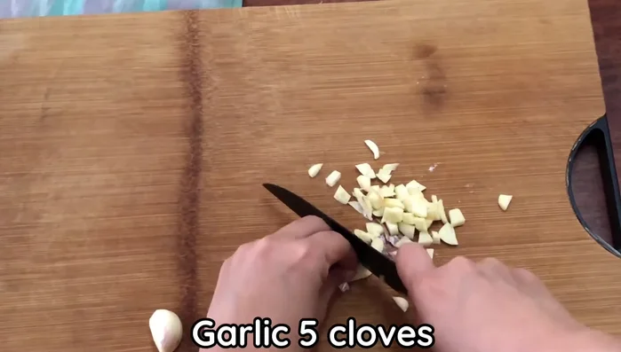 Cut garlic and coriander root into small pieces.