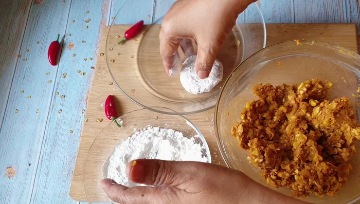 Coat the fritters with cornflour, shaking off any excess.
