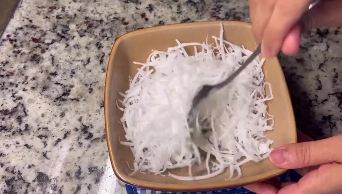 Mix the cooled cassava and salted coconut together.