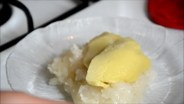 Serve the custard over sticky rice. (Recipe for sticky rice can be found in a separate video linked below.)