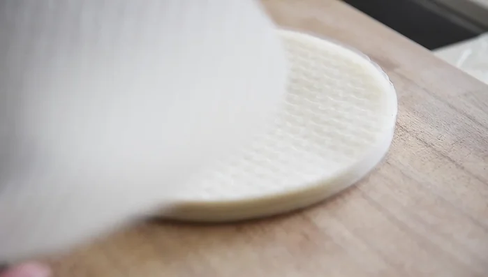 Soak rice paper in water for 30-40 seconds.