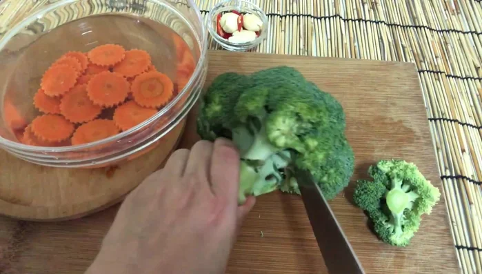 Prepare the broccoli: Remove leaves and cut into florets. Soak in clean water.