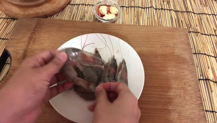 Prepare the shrimp: Peel and devein the shrimp, leaving the head on.