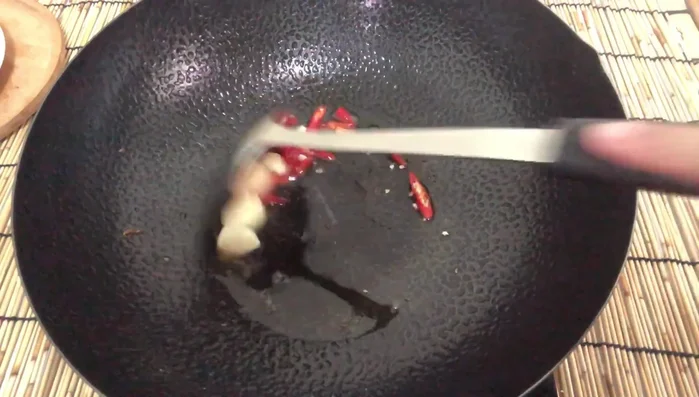 Stir-fry: Add 2 more tablespoons of oil, garlic, and chili to the pan. Fry until fragrant. Add stir-fry sauce and cook on high heat to reduce. Add broccoli and carrots, stir-fry quickly. Finally, add the cooked shrimp.