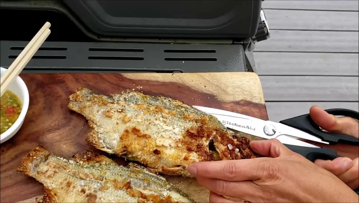 Cut the fish skin to serve.
