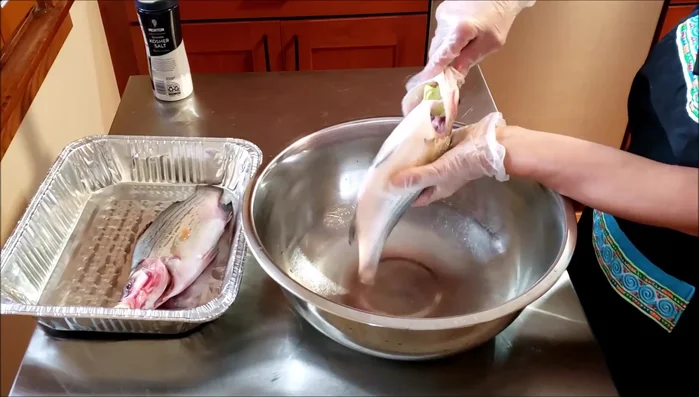 Insert lemongrass through the mouth and into the stomach.