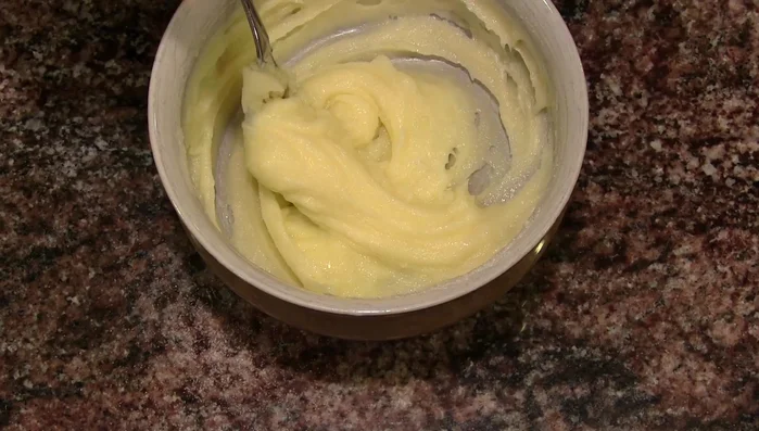Prepare the cream cheese frosting: beat cream cheese, sugar, and vanilla extract until smooth.