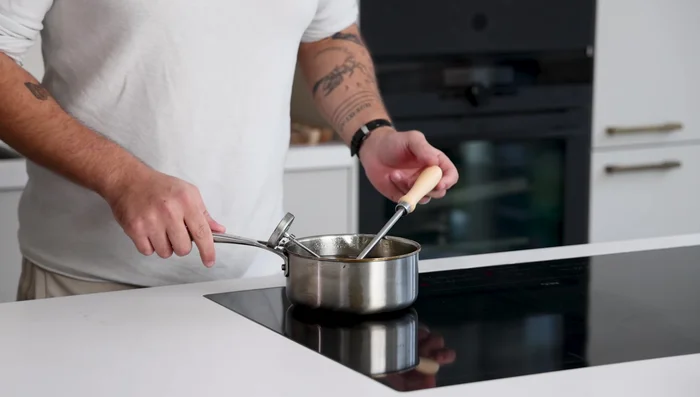 Heat frying oil to 170°C. Dip the pie tee stamp into the batter, then air dry for 12 minutes by hanging it above the hot oil (using a magnet and clip). Deep fry for 1 minute, pressing the stamp to the bottom to create a base.