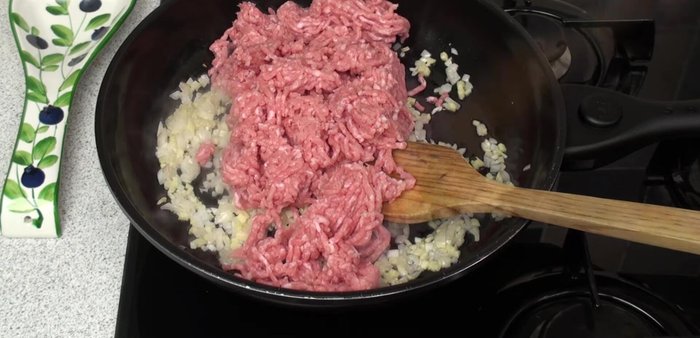 Add in 500g of minced pork. Break up the pork and stir fry, continuing to break up the pork until everything is a lovely golden brown color.