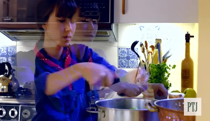 Chop coriander root.