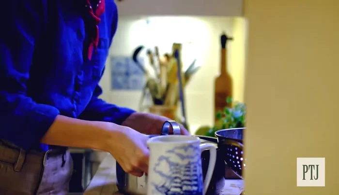 Cover the pot with a lid and cook on medium-high heat for 15 minutes, or until the mussel shells are completely open.