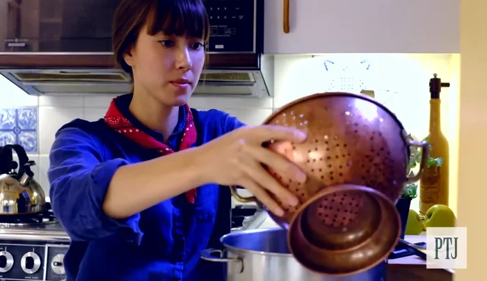 Rinse and scrub the mussels.