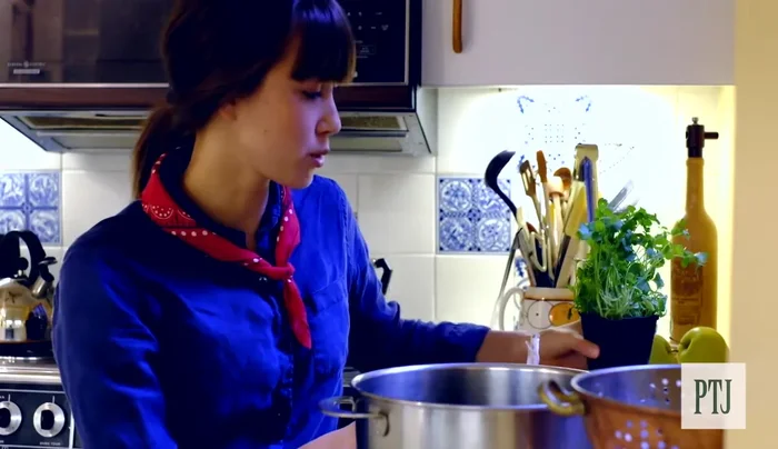 Roughly chop the onion into slices.