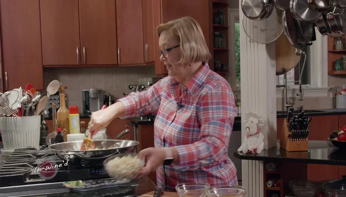 Add chopped peanuts and rice noodles. Stir quickly, then remove from heat.
