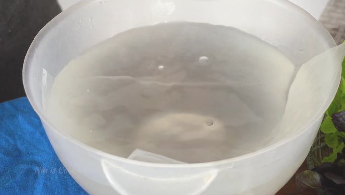 Soften rice paper in warm water for 2-3 seconds.