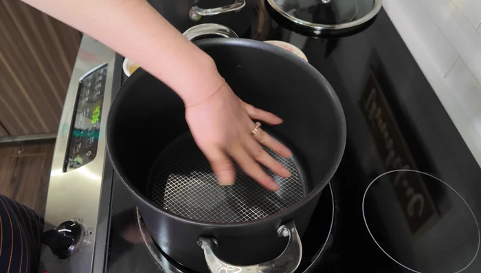 Heat oil in a large soup pot over high heat. Sauté minced garlic, ginger, white parts of green onions, and Thai green curry paste until fragrant.
