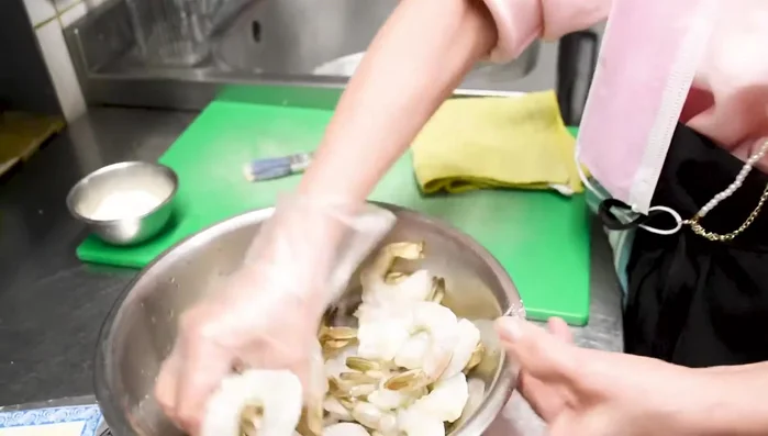 Marinate prawns with 1 tbsp fish sauce, 2 tbsp sugar, 1 tbsp light soy sauce, garlic, black pepper, and coriander root. Marinate for at least 15 minutes, or overnight for better flavor. (115.759)