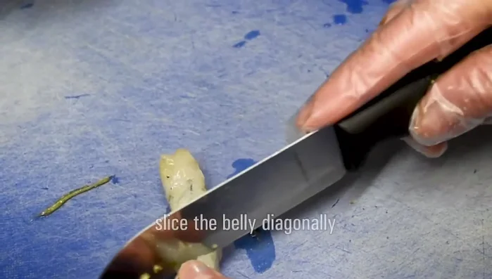 Cut the marinated prawns into suitable sizes. (191.84)