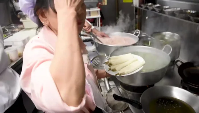 Heat the oil in a wok or deep fryer for approximately 5 minutes. (440.72)