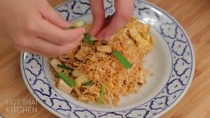 Crispy Pad Thai: Mee Krob Song Kreuang Recipe