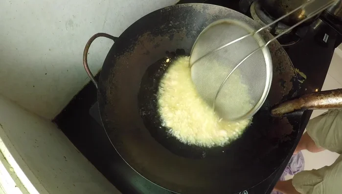 Shallow fry the garlic until lightly browned. Remove and set aside.