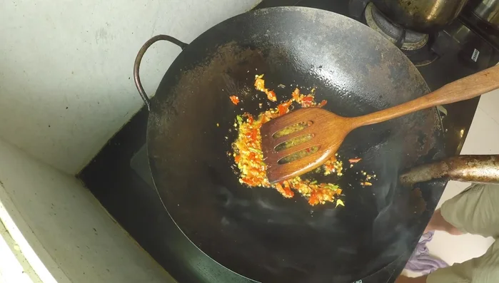 Add shrimp and garlic to the wok. Stir-fry.