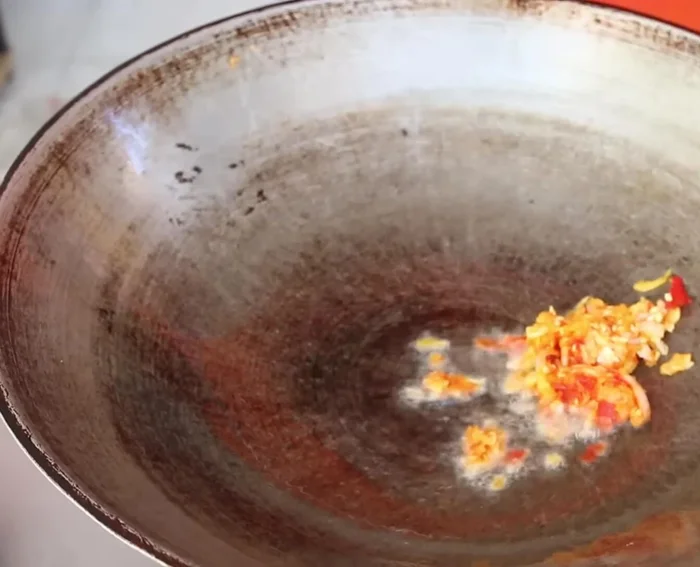 Add chicken and stir-fry continuously for about a minute.