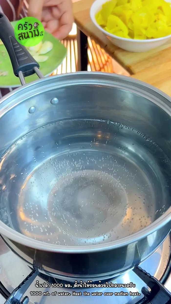 Boil water: In a pot, bring 1000ml of water to a boil. Add salt, coriander roots, garlic cloves, peppercorns, shrimp sauce, and white soy sauce.