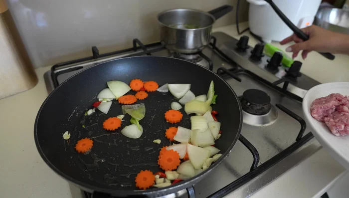 Add carrots, sugar, and pork powder; stir-fry.