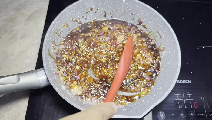 Prepare a slurry to thicken the sauce.