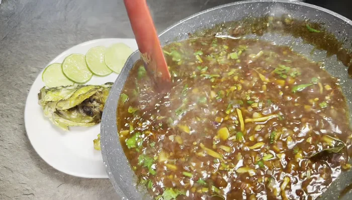 Pour the sauce over the fried fish.