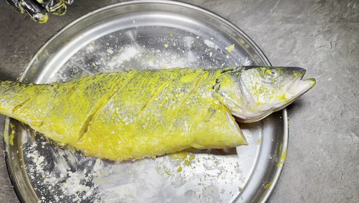 Marinate the fish for a few minutes.