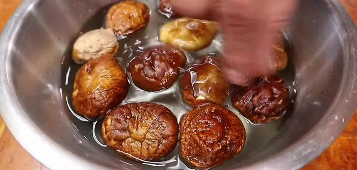 Prepare the chicken and mushrooms by cutting into bite-sized pieces.