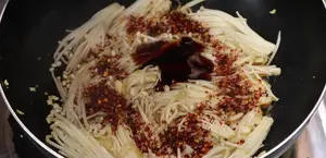 Golden Needle Mushroom & Egg Stir-fry: Easy Thai Recipe