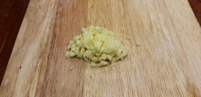 Heat the oil in a wok or frying pan over medium-high heat. Add minced garlic and stir-fry until fragrant.
