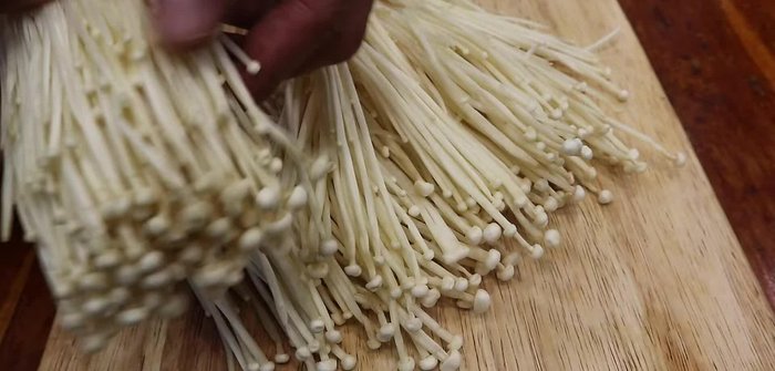 Prepare the ingredients: Wash and drain the golden needle mushrooms. Whisk the eggs lightly.