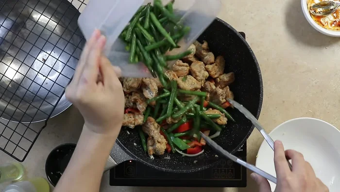 Add cooked chicken and string beans to the sauce, toss to coat.