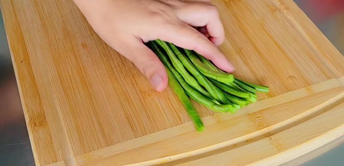 Prepare the ingredients: Cut yardlong beans into thin slices. Chop basil leaves finely.