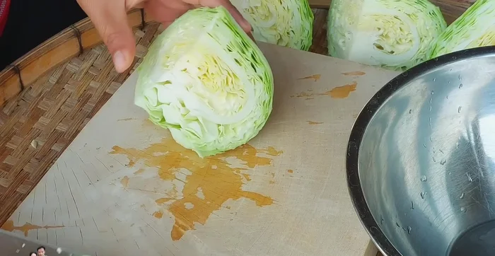 Cut the cabbage into pieces. Rinse with clean water.