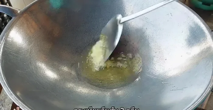 Heat a wok or frying pan with a little vegetable oil. Add 3 cloves of chopped garlic and stir-fry until yellow.