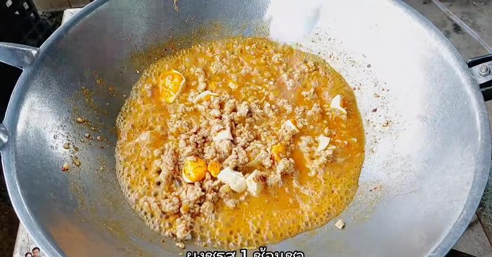 Add MSG (1 teaspoon, optional), white palm sugar (½ spoonful), and stir-fry.