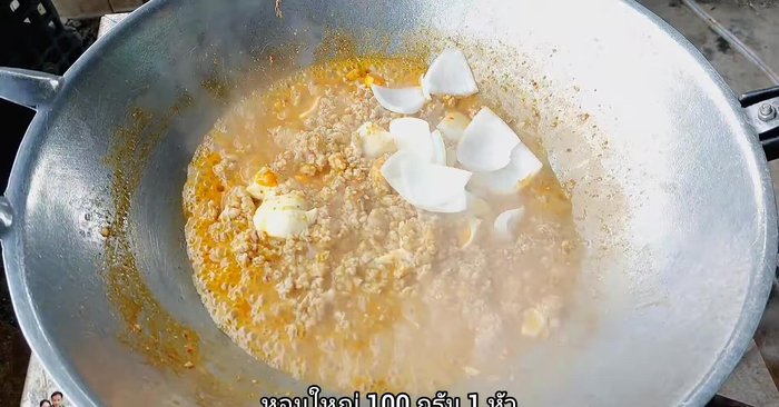 Add onion (100 grams) and stir-fry.