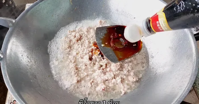 Add oyster sauce (1 tbsp), light soy sauce (1 tbsp), and chili paste (1 spoonful). Stir-fry.