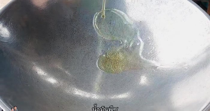 Add a little vegetable oil to the pan.