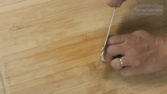 Prepare lemongrass by cutting into thin slices. Remove old or damaged parts.